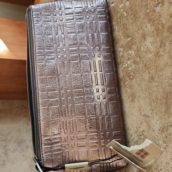 Burberry Shimmering Bronze Toiletry Bag With Tag Attached - Picture 6 of 13